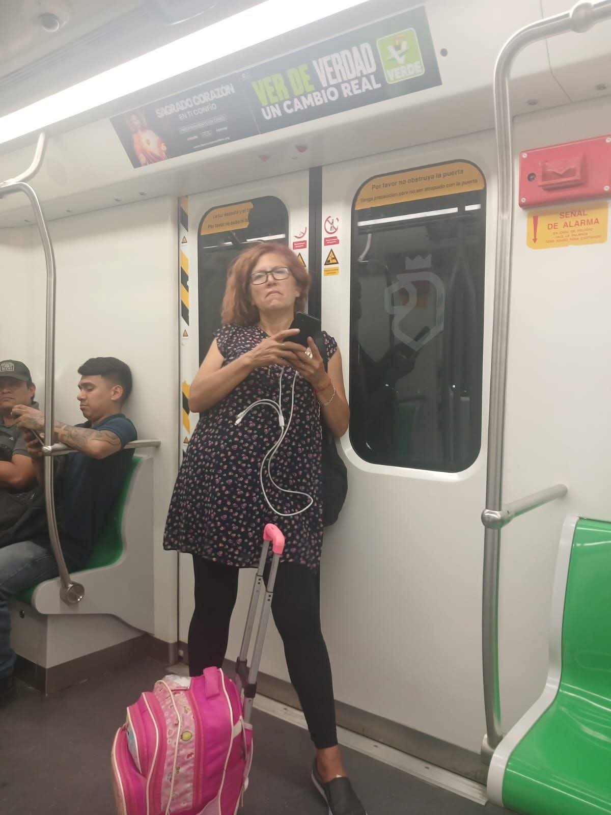 Usuarios alertan en redes sociales por presunta grabación a una menor en el Metro Línea 1