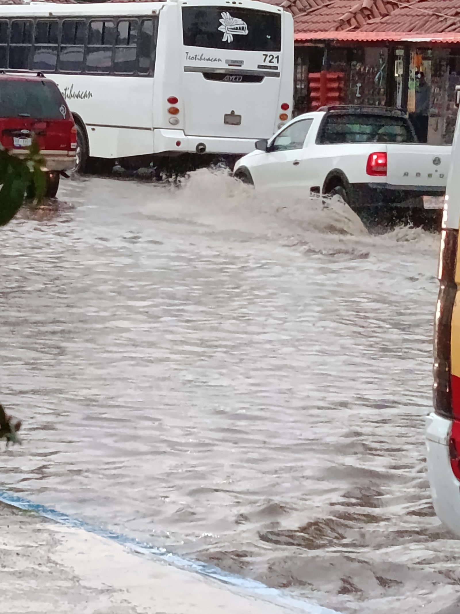 Acumulación de agua durante la inundación registrada en Ciudad Sahagún